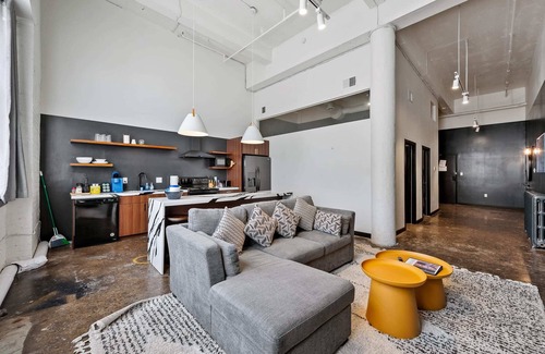 North Oakland Appartement | Industrial Loft 3 min to Hillman Cancer Center Sleeps 6