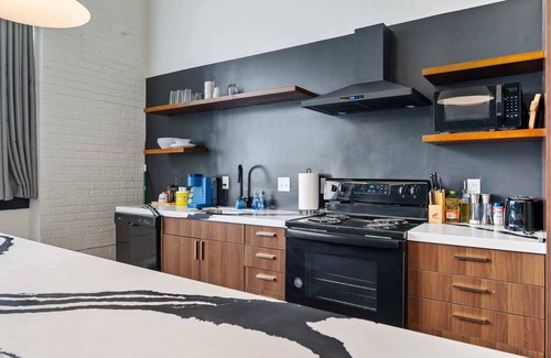 North Oakland Appartement | Industrial Loft 3 min to Hillman Cancer Center Sleeps 6