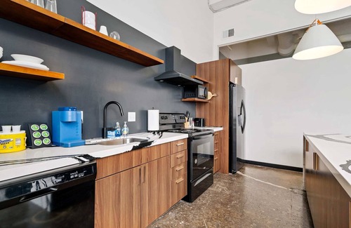 North Oakland Appartement | Industrial Loft 3 min to Hillman Cancer Center Sleeps 6