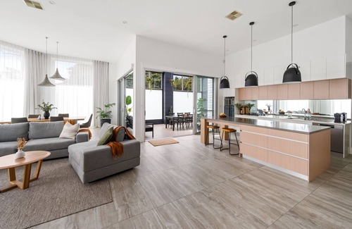 Newcastle West Maison | Industrial Luxe - Cooks Hill - Walk Everywhere