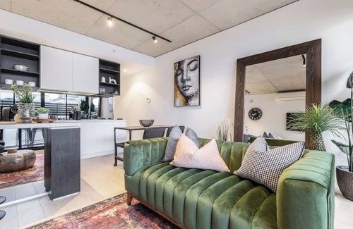 Collingwood Appartement | Industrial-Style Pad in Cool Grungy Neighborhood