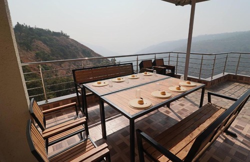 Panchgani Hôtel | Infiniti pool rooms at Panchghani