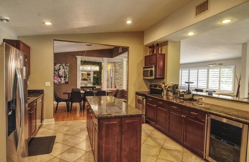 Dover Shores West Maison | Infinity pool Luxury furnishings 48 amp level 2 E.V. charger