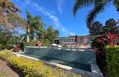 Dover Shores West Maison | Infinity pool Luxury furnishings 48 amp level 2 E.V. charger
