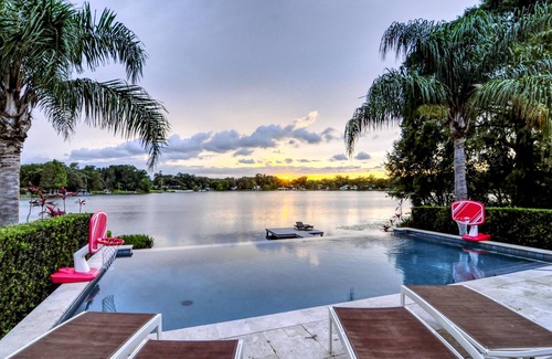Dover Shores West Maison | Infinity pool Luxury furnishings 48 amp level 2 E.V. charger