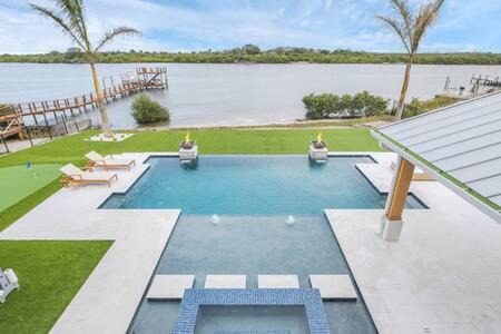 Totem Park Maison | Infinity Pool Paradise I Luxe Waterfront Living