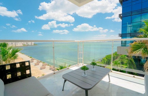 Les Berges du Lac Appartement | Infinity View: Spacious 3 bd with Lake View