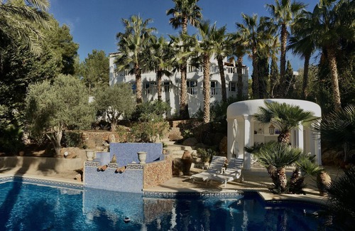 Santa Eulalia del Rio Appartement | Inmitten Eines Mediteranen Gartens, Terrassiert, Befindet Sich das Appartment