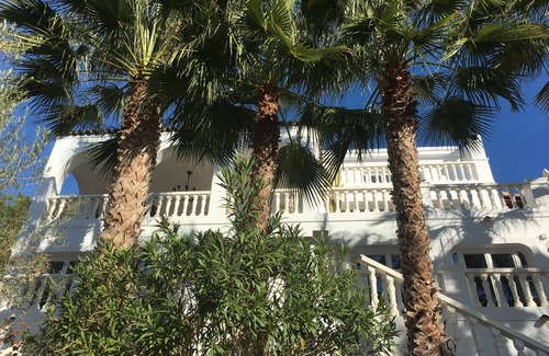 Santa Eulalia del Rio Appartement | Inmitten Eines Mediteranen Gartens, Terrassiert, Befindet Sich das Appartment