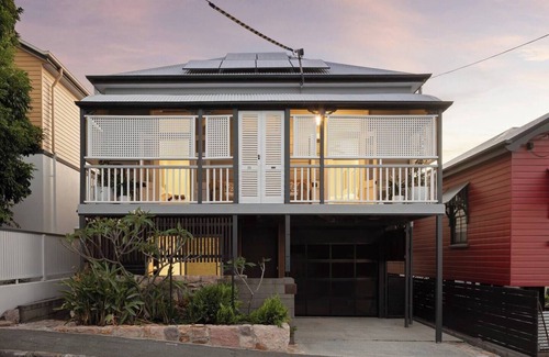 Spring Hill Maison | Inner City Haven Enviro-Luxury - with free Parking