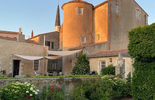 Ars-en-Re Maison | logement Insolite Monument historique rénové avec piscine chauffée