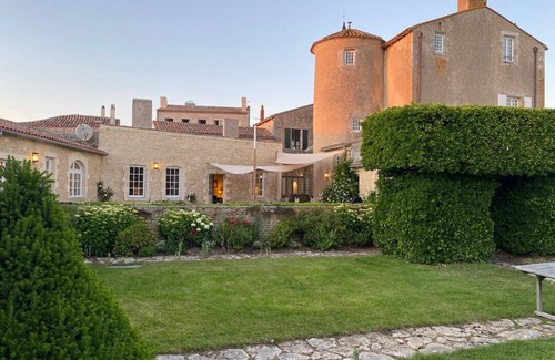 Ars-en-Re Maison | logement Insolite Monument historique rénové avec piscine chauffée