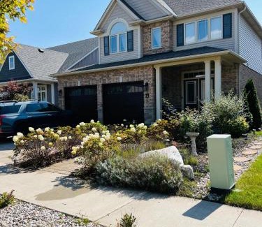 Niagara Falls Maison | Inspired Stay close to Niagara *4B & 2King Beds*