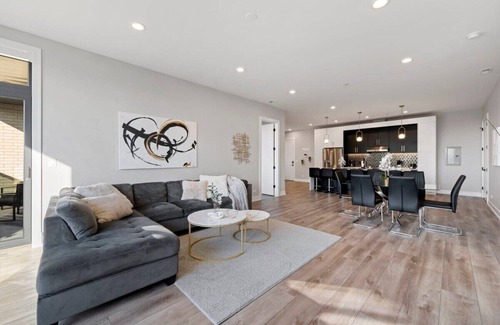Lower West Side Appartement | Insta-worthy 3bed/2bath Brand New Home w/Balcony