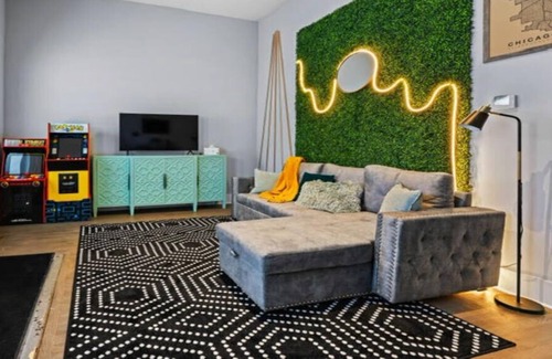 Lower West Side Appartement | Insta-worthy Arcade Themed 2BD 10min to Downtown!