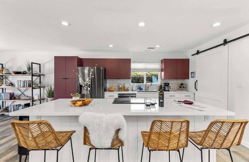 Shadow Mountain Maison | Int Designed | Single Level | Hottub | 5min to DT