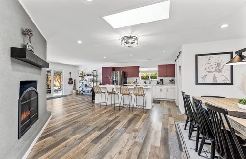 Shadow Mountain Maison | Int Designed | Single Level | Hottub | 5min to DT