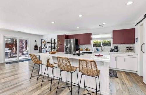Shadow Mountain Maison | Int Designed | Single Level | Hottub | 5min to DT