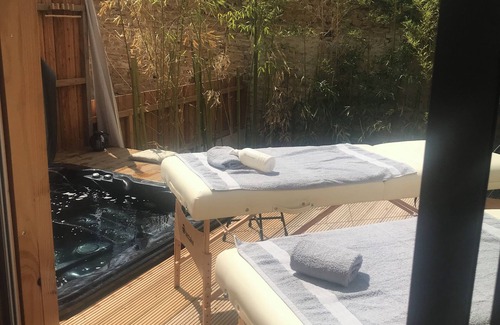 Jarnioux Maison | Maison intimiste avec Spa et sauna à 30 minutes de Lyon. Détente et intimité.