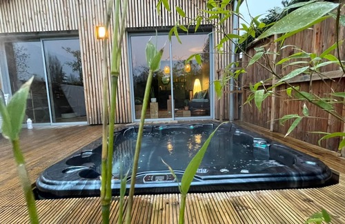 Jarnioux Maison | Maison intimiste avec Spa et sauna à 30 minutes de Lyon. Détente et intimité.