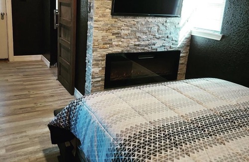 Brazoria Cabine | Intimate Cabin w/ custom shower & Stone Fireplace - Right by the River!