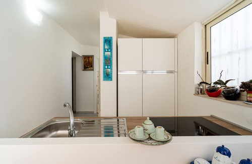 Carbonia Maison | Intimate, quiet studio apartment with a small living room and equipped kitchen