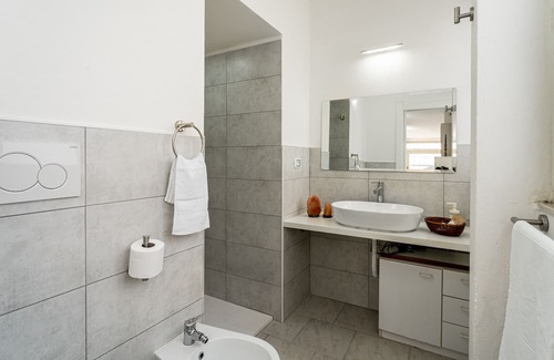 Carbonia Maison | Intimate, quiet studio apartment with a small living room and equipped kitchen