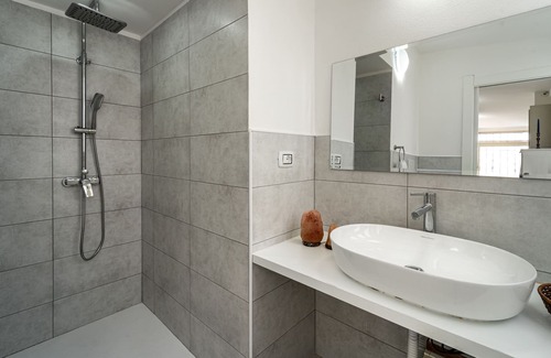 Carbonia Maison | Intimate, quiet studio apartment with a small living room and equipped kitchen