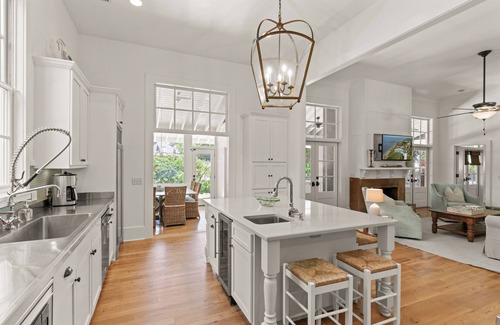 Saint Simons Island Maison | Into the Mystic sleeps 13 and has a pool