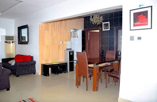 Surulere Appartement | Inviting 2-Bed Apartment in Lagos -canal views