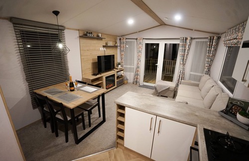 Wesham Cabine | Inviting 3-Bed Lodge in Preston hot tub