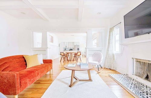 Downtown Los Angeles Maison | Inviting 3BR Home with Porch & Greenery
