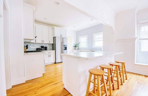 Downtown Los Angeles Maison | Inviting 3BR Home with Porch & Greenery