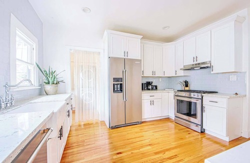 Downtown Los Angeles Maison | Inviting 3BR Home with Porch & Greenery
