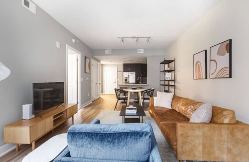 Woodmont Triangle Appartement | Inviting Bethesda 1BR w/ Rooftop Pool, nr Dining & Metro, by Blueground