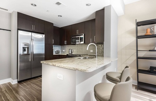Woodmont Triangle Appartement | Inviting Bethesda 1BR w/ Rooftop Pool, nr Dining & Metro, by Blueground