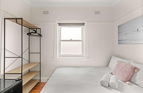 Padstow Maison | Inviting Double Room - A Peaceful Budget Stay in Padstow - Shared Bathroom