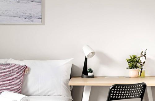 Padstow Maison | Inviting Double Room - A Peaceful Budget Stay in Padstow - Shared Bathroom