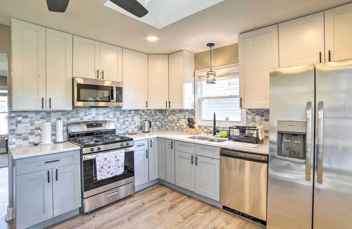 Dyer Maison | Inviting Home w/ Deck, 22 Mi to Indiana Dunes