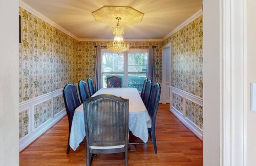 Oxon Hill Maison | Inviting home with pool, hot tub, enclosed yard