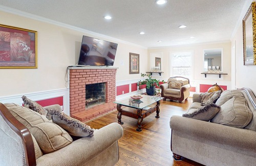 Oxon Hill Maison | Inviting home with pool, hot tub, enclosed yard
