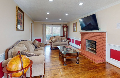 Oxon Hill Maison | Inviting home with pool, hot tub, enclosed yard