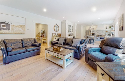 Salisbury Maison | Inviting house in Salisbury with EV charger, balcony, firepit, and gas grill