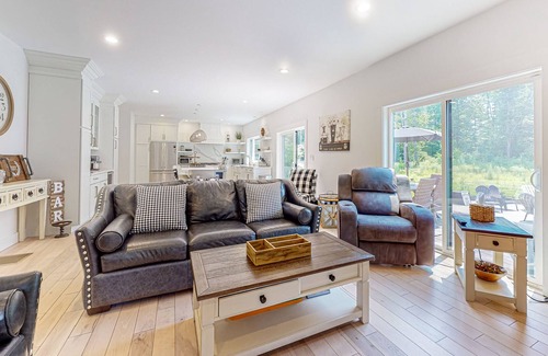 Salisbury Maison | Inviting house in Salisbury with EV charger, balcony, firepit, and gas grill