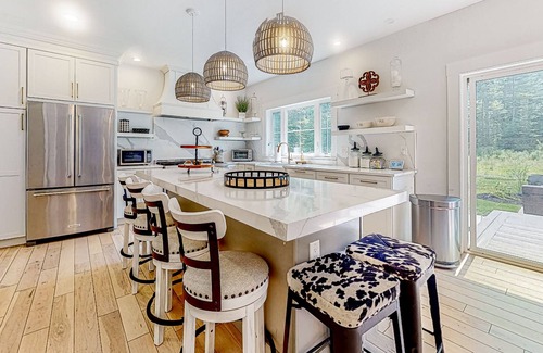 Salisbury Maison | Inviting house in Salisbury with EV charger, balcony, firepit, and gas grill