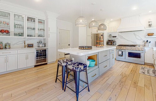 Salisbury Maison | Inviting house in Salisbury with EV charger, balcony, firepit, and gas grill