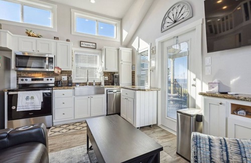 Kerens Maison | Inviting + Modern Tiny Lakehome