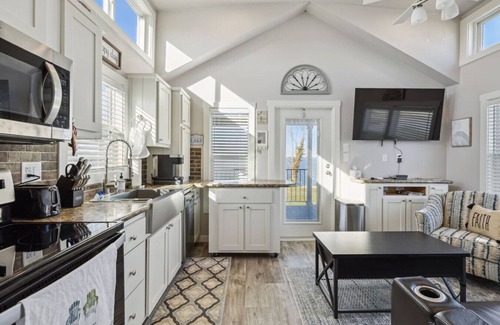 Kerens Maison | Inviting + Modern Tiny Lakehome