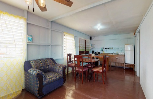 Placencia Cabine | Cabane accueillante et rénovée. À pied des magasins, des restaurants et de la plage!