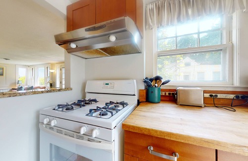 Manchester-by-the-Sea Maison | Inviting oceanfront cottage with fireplace, beach access, kayaks, & W/D